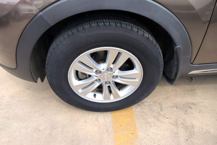Used Kia Sportage R 2016 2.0L Manual Two-Wheel Drive GL Trim Left Front Wheel Hub