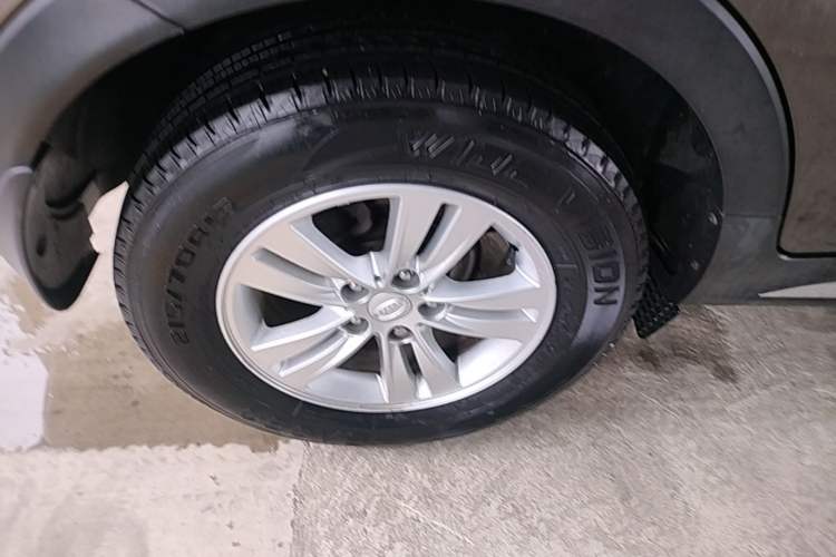 Used Kia Sportage R 2016 2.0L Manual Two-Wheel Drive GL Trim Right Rear Wheel Hub