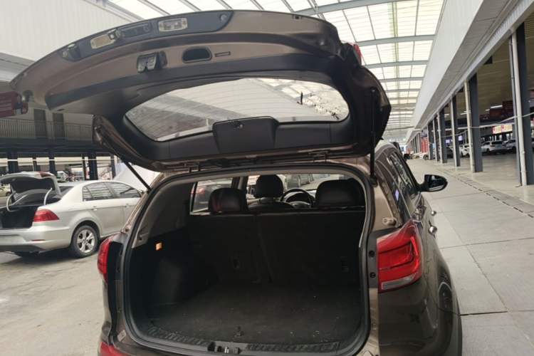 Used Kia Sportage R 2016 2.0L Automatic Two-Wheel Drive DLX Trunk