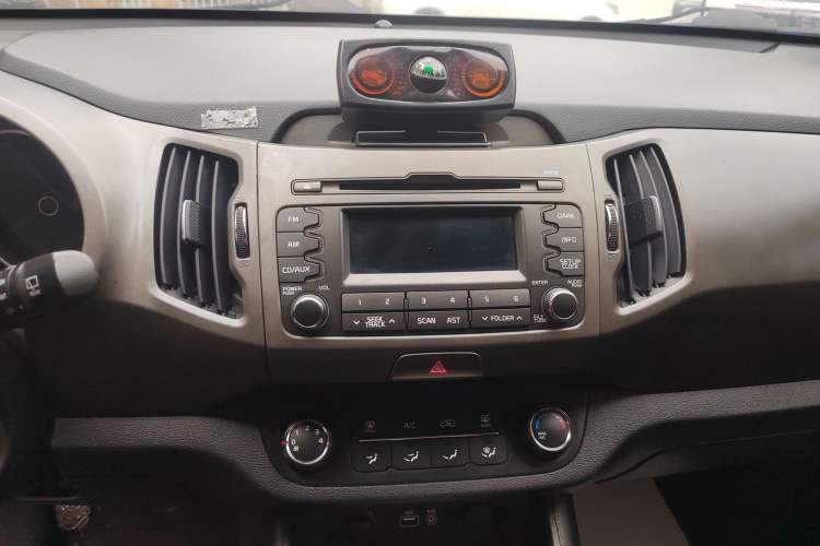 Used Kia Sportage R 2016 2.0L Manual Two-Wheel Drive GL Trim Audio And AC Panel