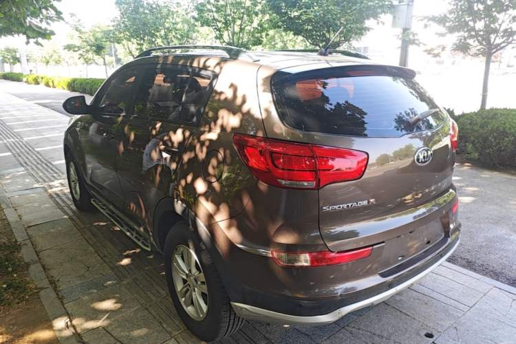 Used Kia Sportage R 2016 2.0L Manual Two-Wheel Drive GL Trim Exterior 2