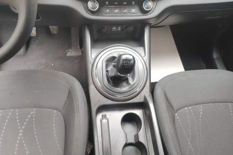 Used Kia Sportage R 2016 2.0L Manual Two-Wheel Drive GL Trim Gear Lever