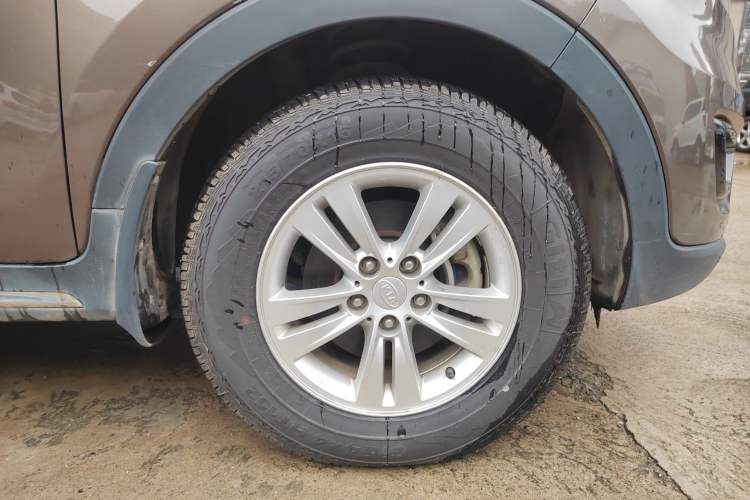 Used Kia Sportage R 2016 2.0L Manual Two-Wheel Drive GL Trim Right Rear Wheel Hub