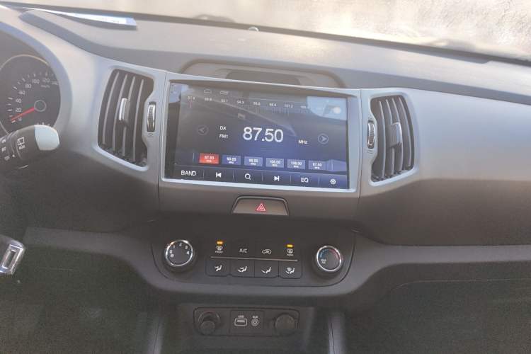 Used Kia Sportage R 2016 2.0L Manual Two-Wheel Drive GL Trim Audio And AC Panel
