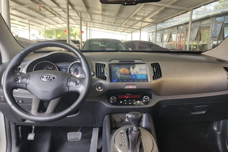 Used Kia Sportage R 2016 2.0L Automatic Two-Wheel Drive GLS Trim Center Console