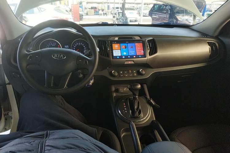 Used Kia Sportage R 2016 2.0L Automatic Two-Wheel Drive GL Center Console