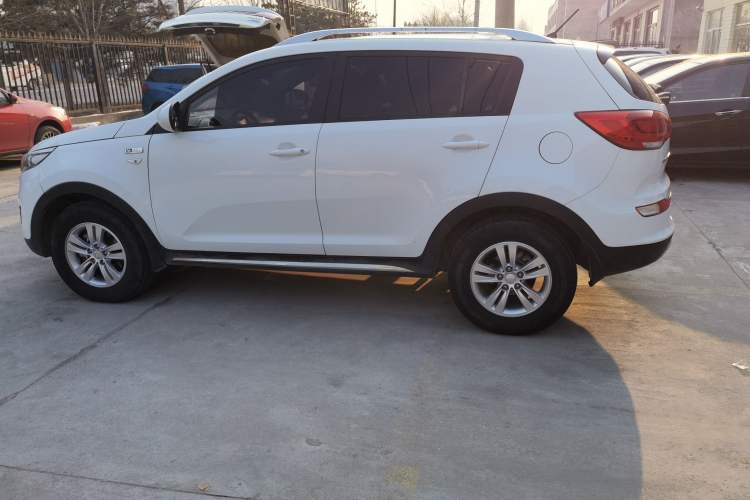 Used Kia Sportage R 2016 2.0L Manual Two-Wheel Drive GL Trim Exterior 5