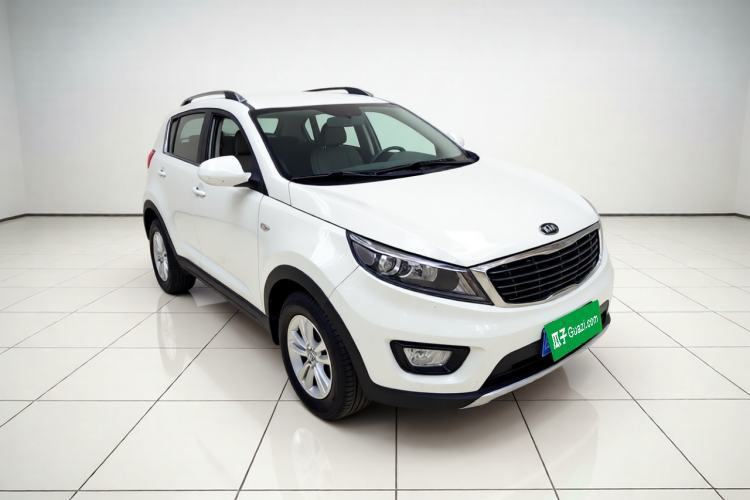 Used Kia Sportage R 2016 2.0L Manual Two-Wheel Drive GL Trim Front Right 45 Deg