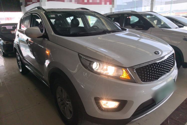 Used Kia Sportage R 2016 2.0L Manual Two-Wheel Drive GL Trim Front Right 45 Deg