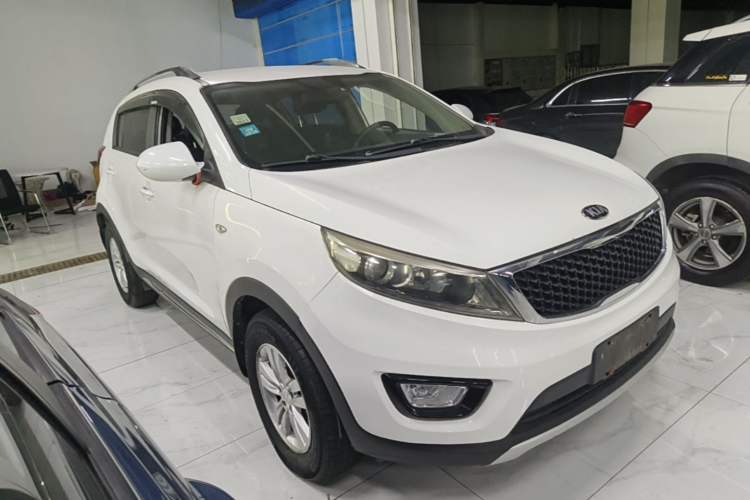 Used Kia Sportage R 2016 2.0L Manual Two-Wheel Drive GL Trim Front Right 45 Deg