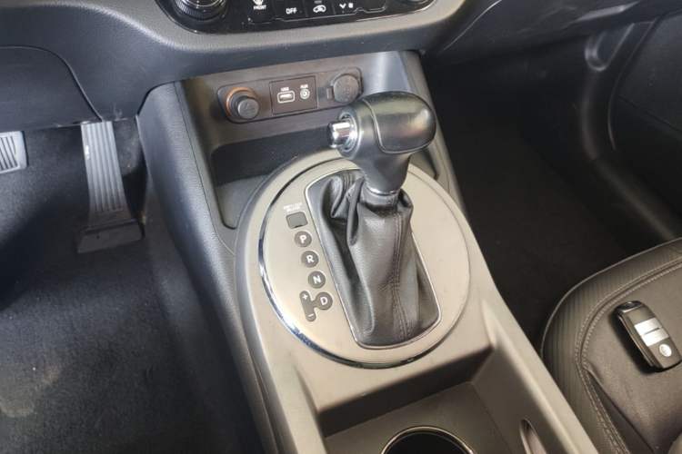 Used Kia Sportage R 2016 2.0L Automatic Two-Wheel Drive GLS Trim Gear Lever