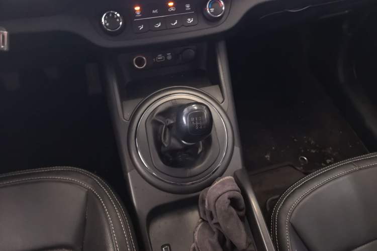 Used Kia Sportage R 2016 2.0L Manual Two-Wheel Drive GL Trim Gear Lever