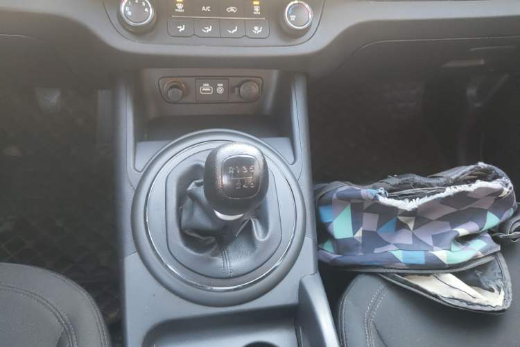 Used Kia Sportage R 2016 2.0L Manual Two-Wheel Drive GL Trim Gear Lever