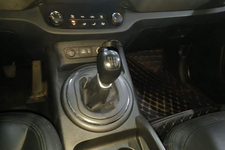 Used Kia Sportage R 2016 2.0L Manual Two-Wheel Drive GL Trim Gear Lever