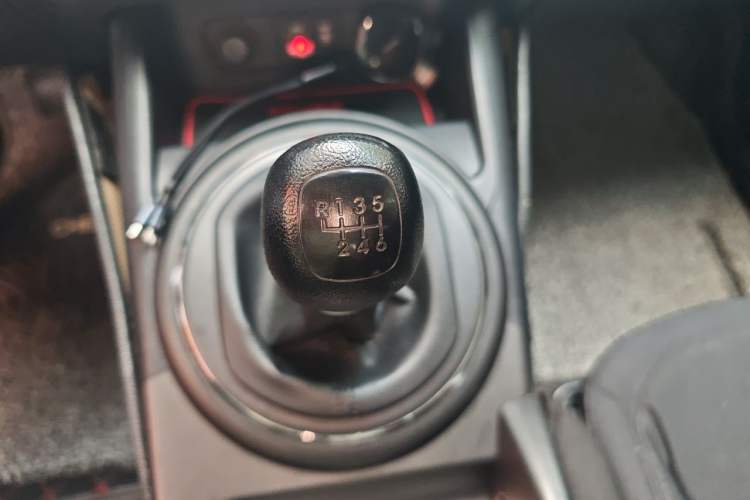 Used Kia Sportage R 2016 2.0L Manual Two-Wheel Drive GL Trim Gear Lever