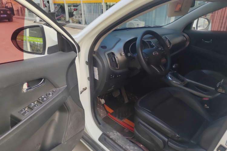 Used Kia Sportage R 2016 2.0L Automatic Two-Wheel Drive DLX Interior 2