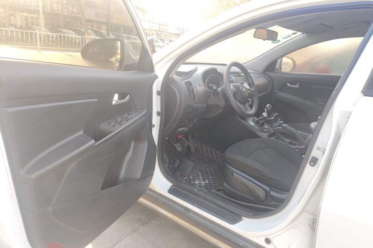 Used Kia Sportage R 2016 2.0L Manual Two-Wheel Drive GL Trim Interior 3