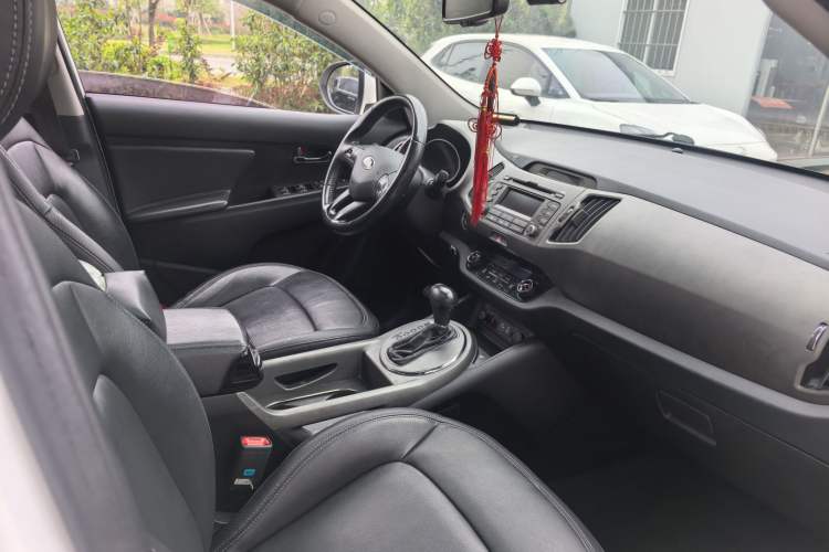 Used Kia Sportage R 2016 2.0L Automatic Two-Wheel Drive DLX Interior 9