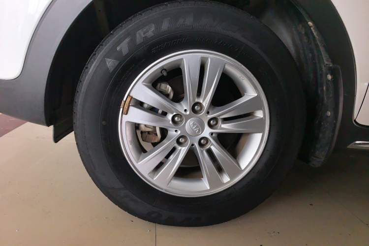 Used Kia Sportage R 2016 2.0L Manual Two-Wheel Drive GL Trim Left Front Wheel Hub
