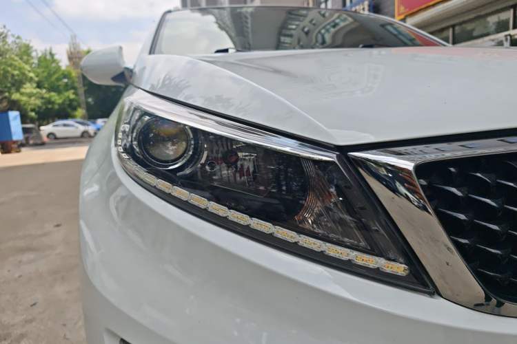 Used Kia Sportage R 2016 2.0L Manual Two-Wheel Drive GL Trim Right Front Headlight