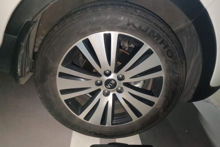 Used Kia Sportage R 2016 2.0L Automatic Two-Wheel Drive DLX Right Front Wheel Hub