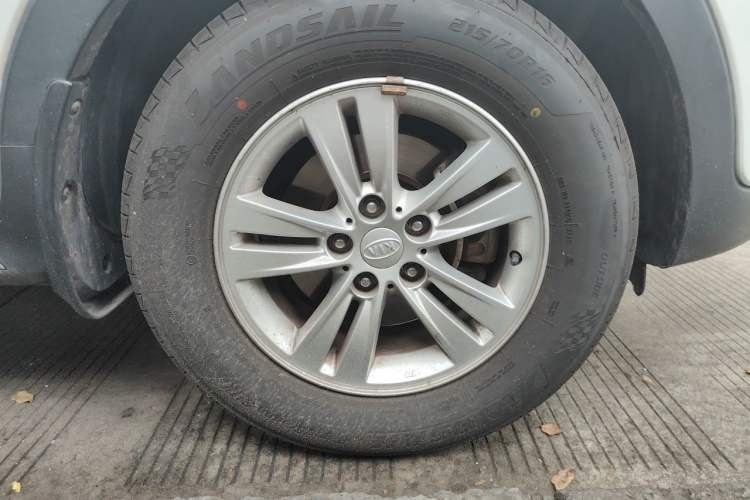 Used Kia Sportage R 2016 2.0L Manual Two-Wheel Drive GL Trim Right Front Wheel Hub