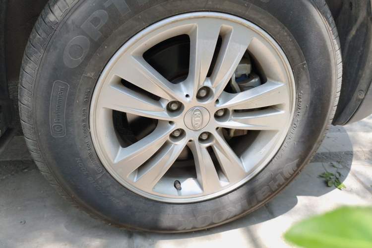 Used Kia Sportage R 2016 2.0L Manual Two-Wheel Drive GL Trim Right Front Wheel Hub
