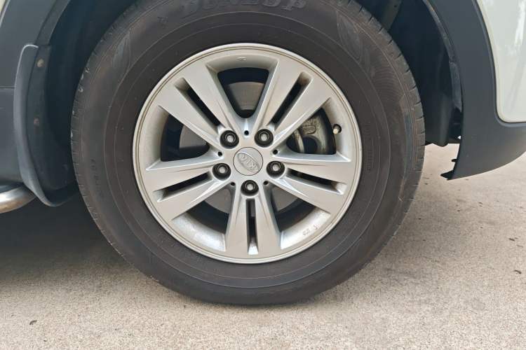 Used Kia Sportage R 2016 2.0L Manual Two-Wheel Drive GL Trim Right Front Wheel Hub