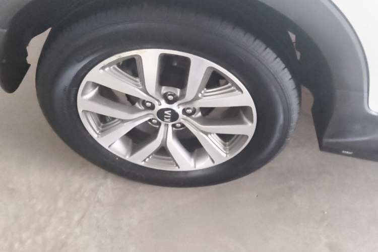 Used Kia Sportage R 2016 2.0L Automatic Two-Wheel Drive GLS Trim Right Rear Wheel Hub