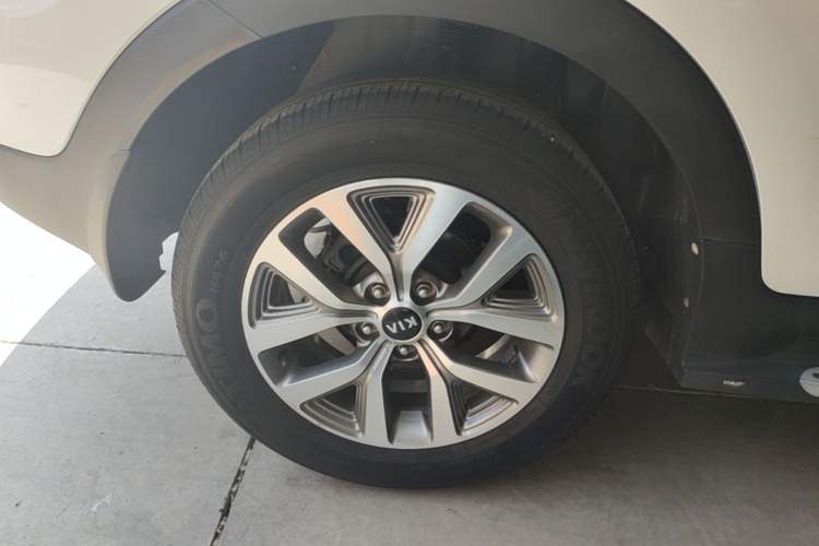 Used Kia Sportage R 2016 2.0L Automatic Two-Wheel Drive GLS Trim Right Rear Wheel Hub