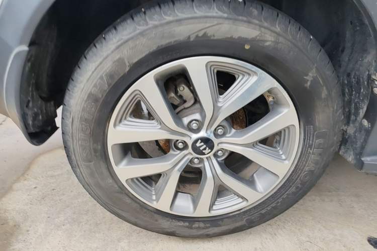 Used Kia Sportage R 2016 2.0L Automatic Two-Wheel Drive GLS Trim Right Rear Wheel Hub