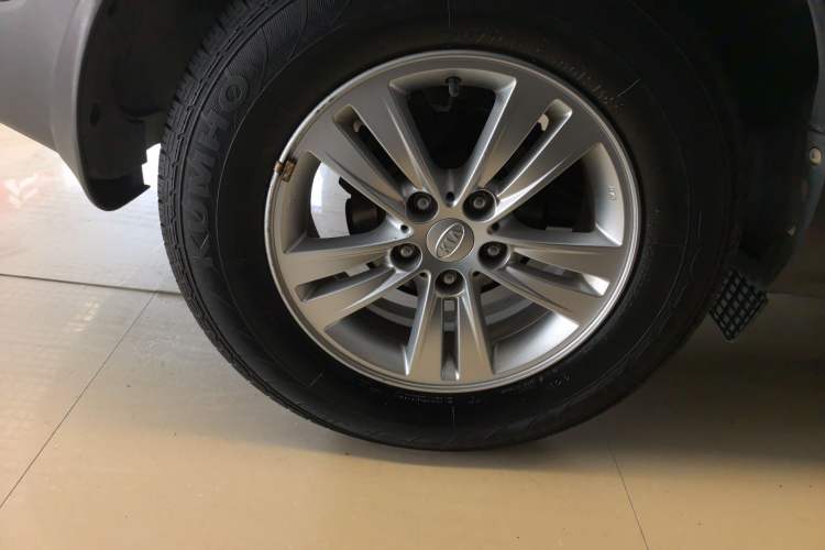Used Kia Sportage R 2016 2.0L Manual Two-Wheel Drive GL Trim Right Rear Wheel Hub