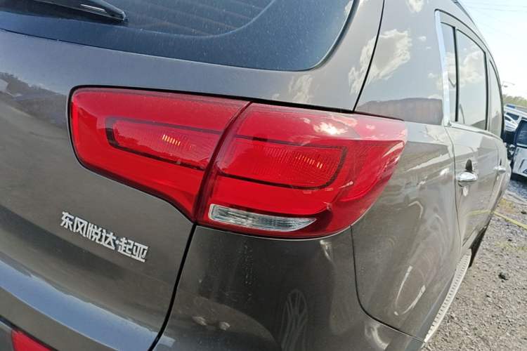 Used Kia Sportage R 2016 2.0L Automatic Two-Wheel Drive DLX Exterior 3