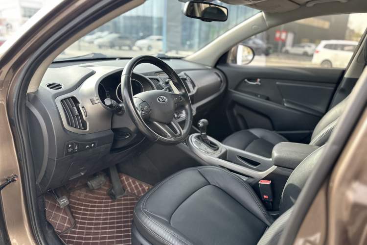 Used Kia Sportage R 2016 2.0L Automatic Two-Wheel Drive DLX Interior 2