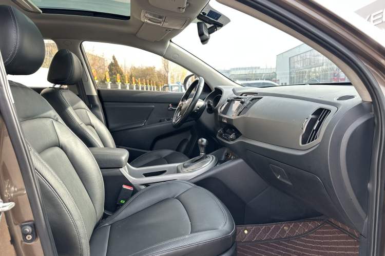 Used Kia Sportage R 2016 2.0L Automatic Two-Wheel Drive DLX Interior 3