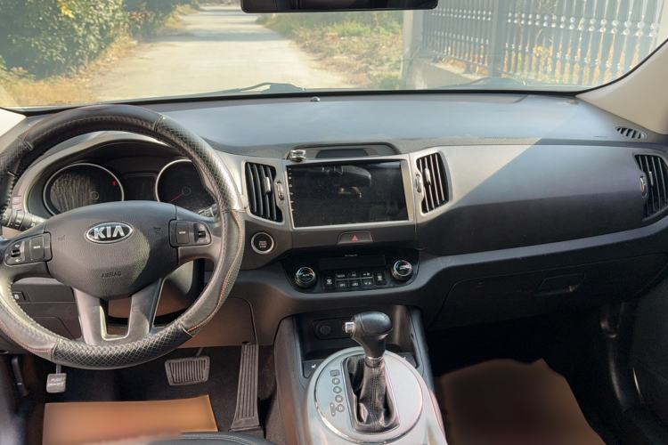 Used Kia Sportage R 2016 2.0L Automatic Two-Wheel Drive DLX Interior 3