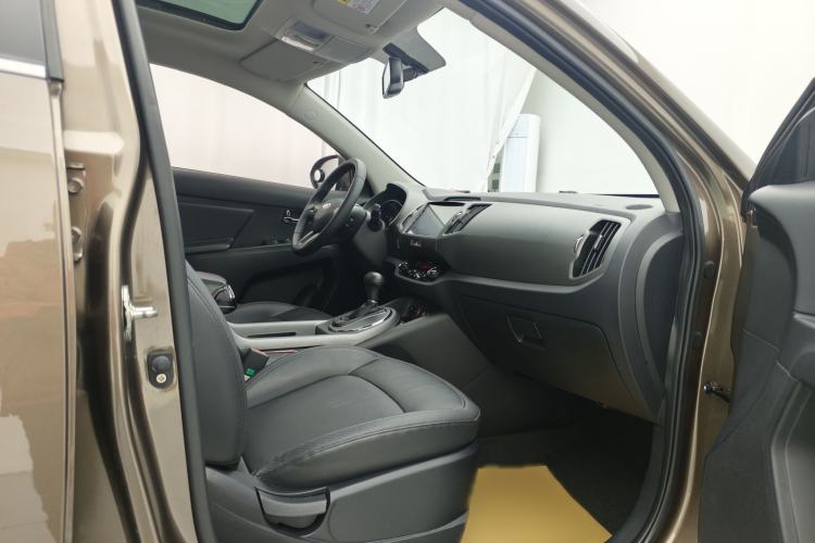 Used Kia Sportage R 2016 2.0L Automatic Two-Wheel Drive DLX Interior 6