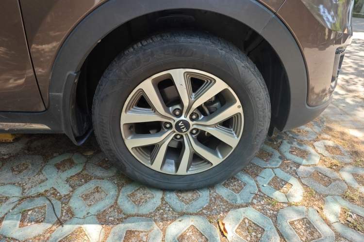 Used Kia Sportage R 2016 2.0L Automatic Two-Wheel Drive GLS Trim Right Front Wheel Hub