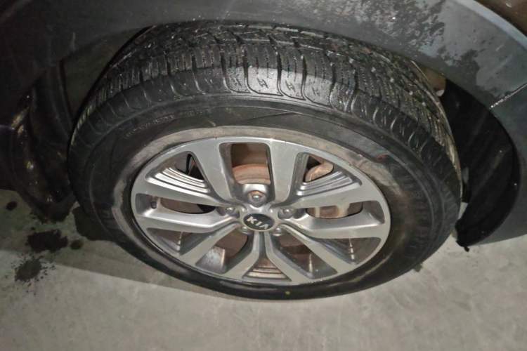 Used Kia Sportage R 2016 2.0L Automatic Two-Wheel Drive GLS Trim Right Front Wheel Hub