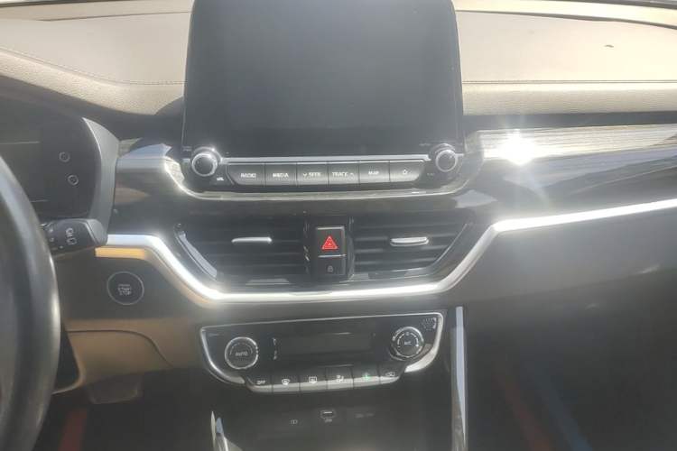 Used Kia Sportage R 2018 2.0L Automatic Smart Luxury Version China V Standard Audio And AC Panel