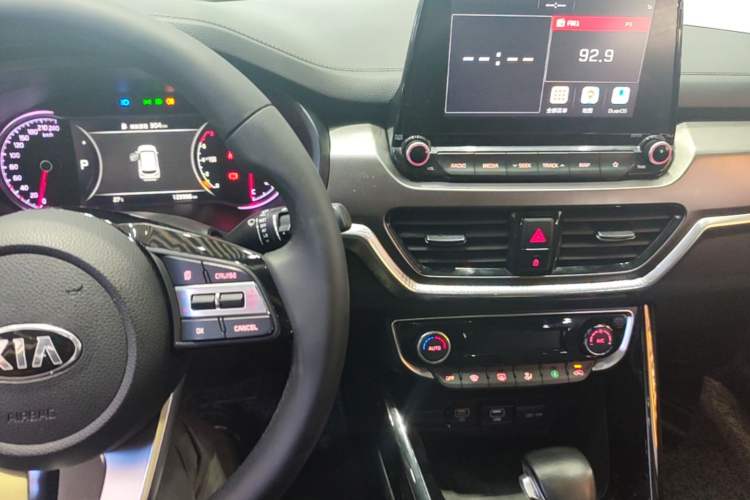 Used Kia Sportage R 2018 2.0L Automatic Smart Luxury Version China V Standard Audio And AC Panel