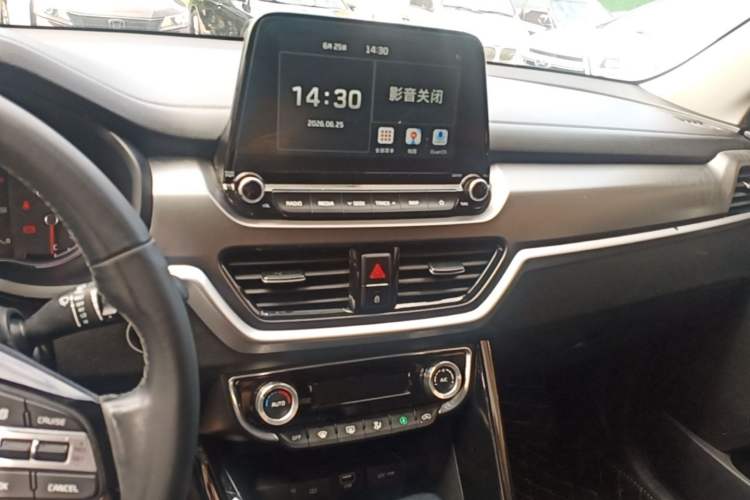 Used Kia Sportage R 2018 2.0L Automatic Smart Luxury Version China V Standard Audio And AC Panel