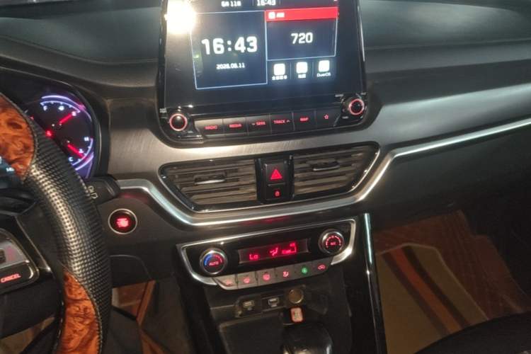Used Kia Sportage R 2018 2.0L Automatic Smart Luxury Version China V Standard Audio And AC Panel