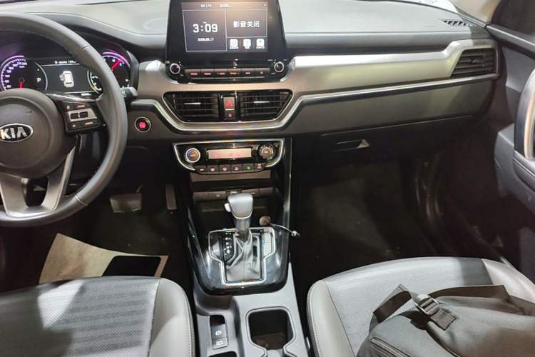 Used Kia Sportage R 2018 2.0L Automatic Smart Luxury Version China V Standard Audio And AC Panel