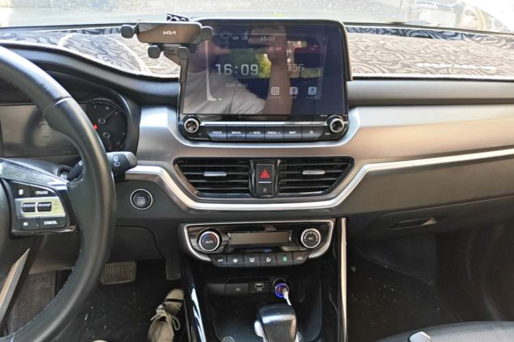 Used Kia Sportage R 2018 2.0L Automatic Smart Luxury Version China V Standard Audio And AC Panel