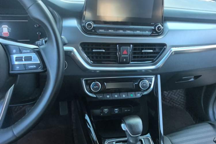 Used Kia Sportage R 2018 2.0L Automatic Smart Luxury Version China V Standard Audio And AC Panel