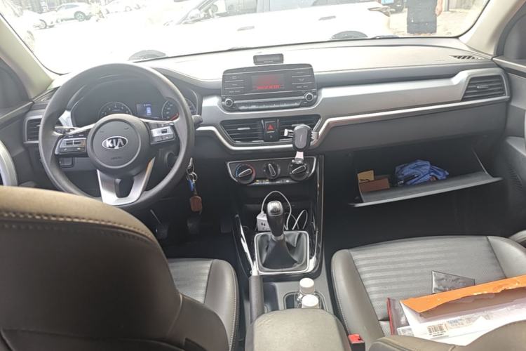 Used Kia Sportage R 2018 2.0L Manual Fashion Edition China V Standard Center Console