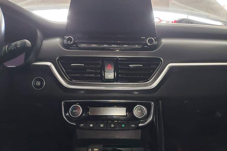 Used Kia Sportage R 2018 2.0L Automatic Smart Luxury Version China V Standard Audio And AC Panel