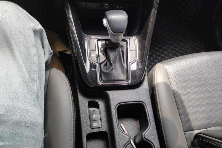 Used Kia Sportage R 2019 2.0L Automatic Smart Luxury Edition Gear Lever