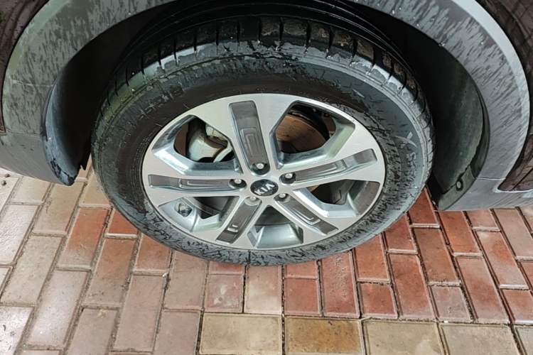 Used Kia Sportage R 2019 2.0L Automatic Smart Luxury Edition Left Front Wheel Hub